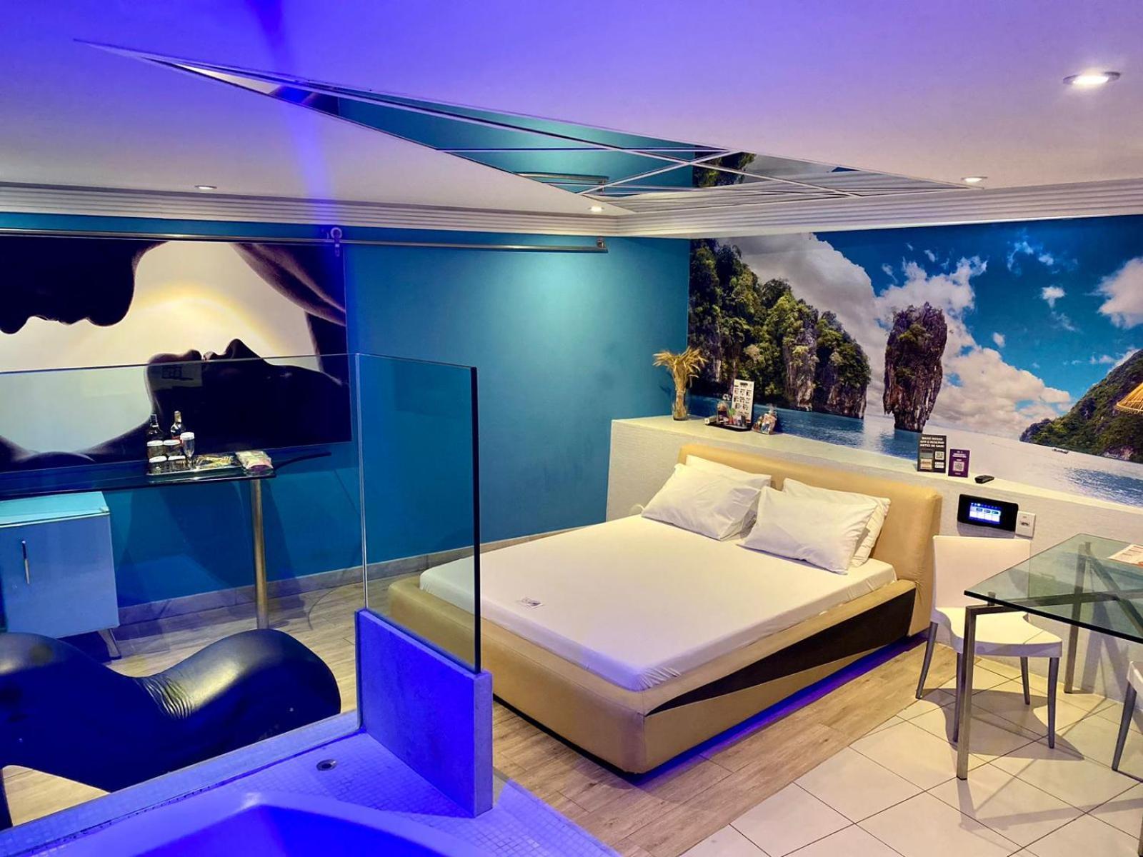 Suite with Hot Tub,1633073085:JPEG